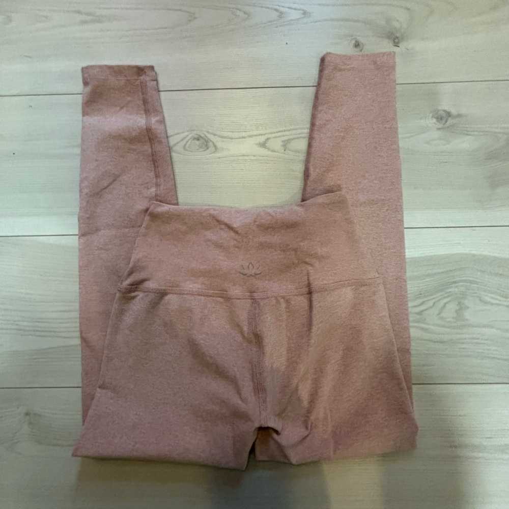 Heathered light pink Beyond Yoga leggings XS
